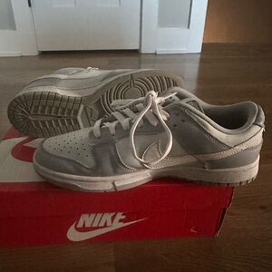 Like new Mens Nike Dunk Low Retro Sneakers